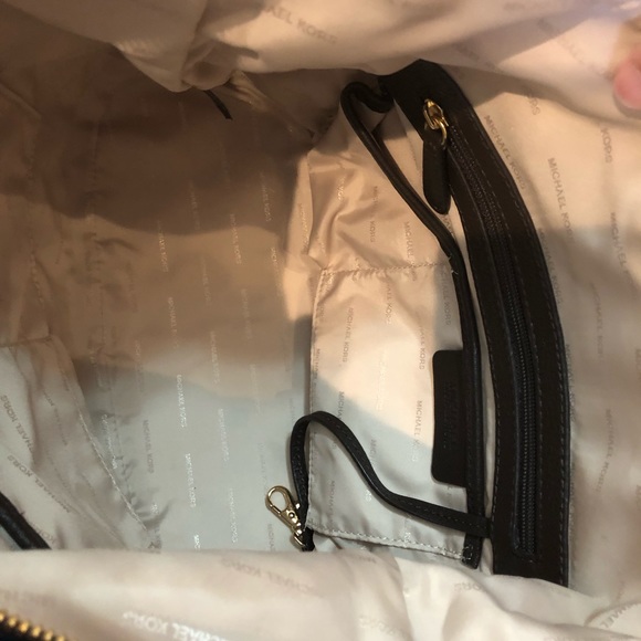 Micheal Kors purse - Picture 4 of 7